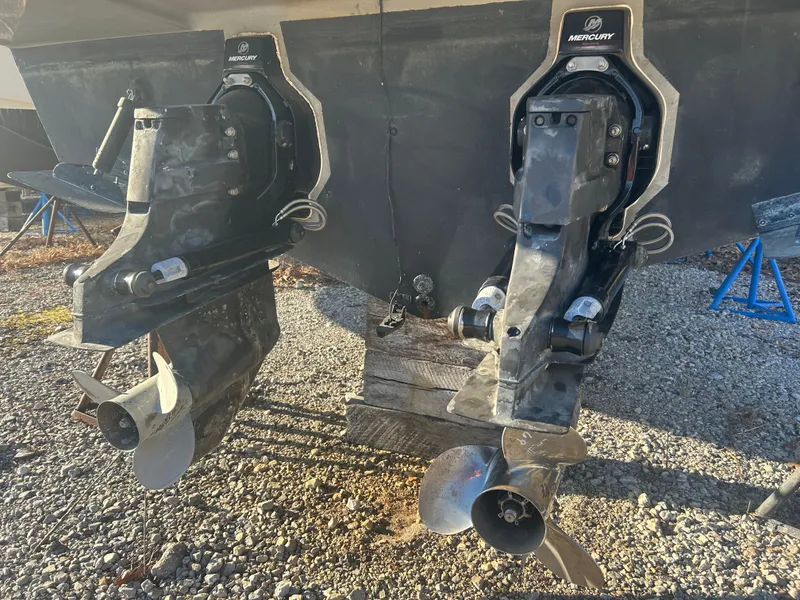 Slide: The Image of 2006 Sea Ray 290 Sundancer outdrives on gravel, showcasing Mercury propulsion system. - 9