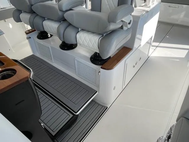 Slide: The Image of Everglades 395 Center Console 2025 - 18