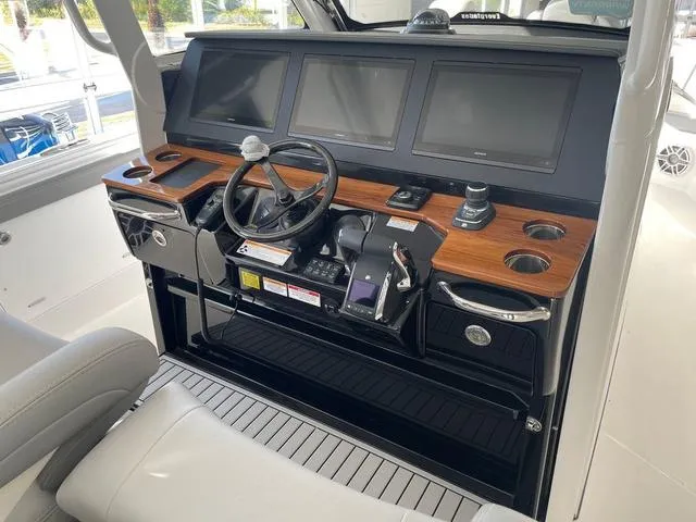 Slide: The Image of Everglades 395 Center Console 2025 - 7