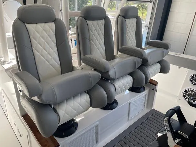 Slide: The Image of Everglades 395 Center Console 2025 - 8