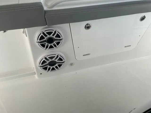 Slide: The Image of Everglades 395 Center Console 2025 - 9