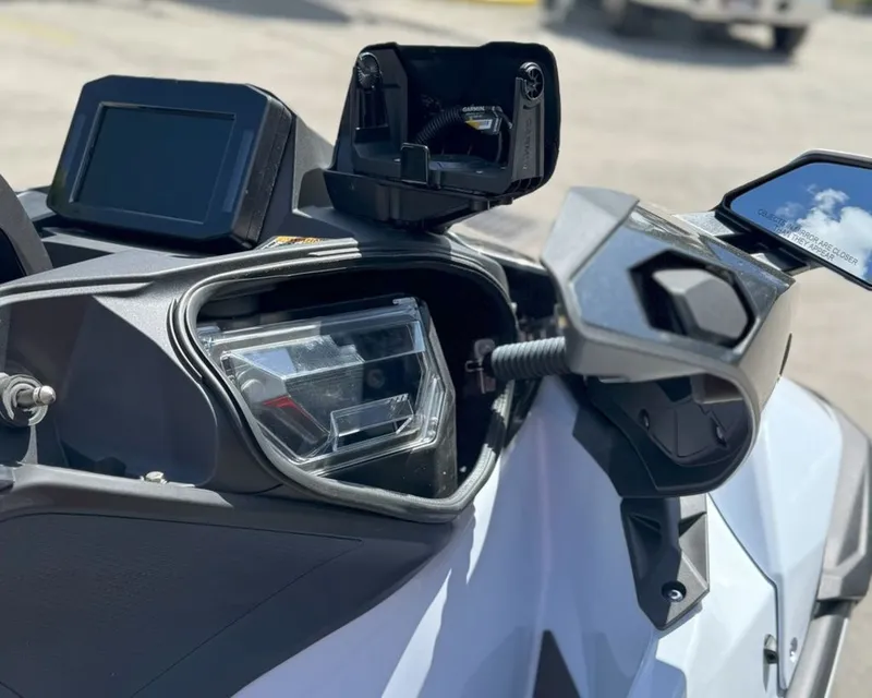 Slide: The Image of Kawasaki Ultra® 160LX-S Angler 2025 - 8