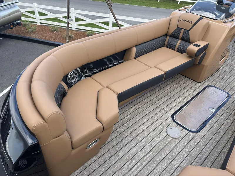 Slide: The Image of Harris Grand Mariner 250 2025 - 10