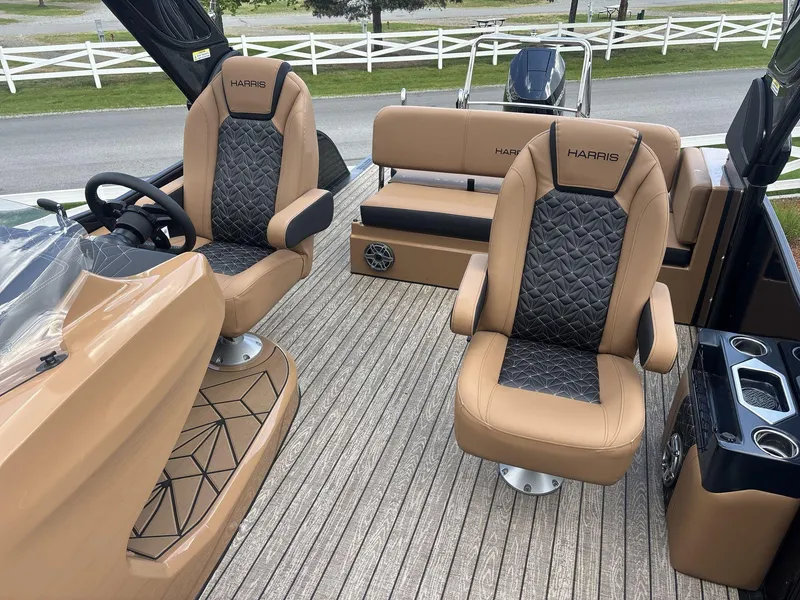 Slide: The Image of Harris Grand Mariner 250 2025 - 11