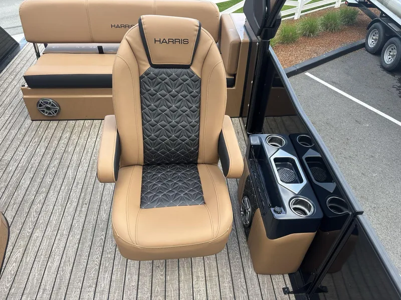 Slide: The Image of Harris Grand Mariner 250 2025 - 12