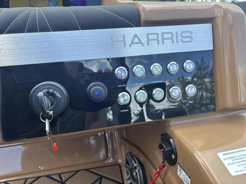 Slide: The Image of Harris Grand Mariner 250 2025 - 17