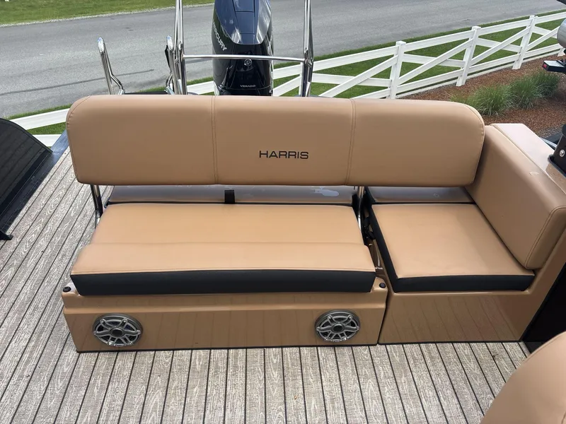 Slide: The Image of Harris Grand Mariner 250 2025 - 19