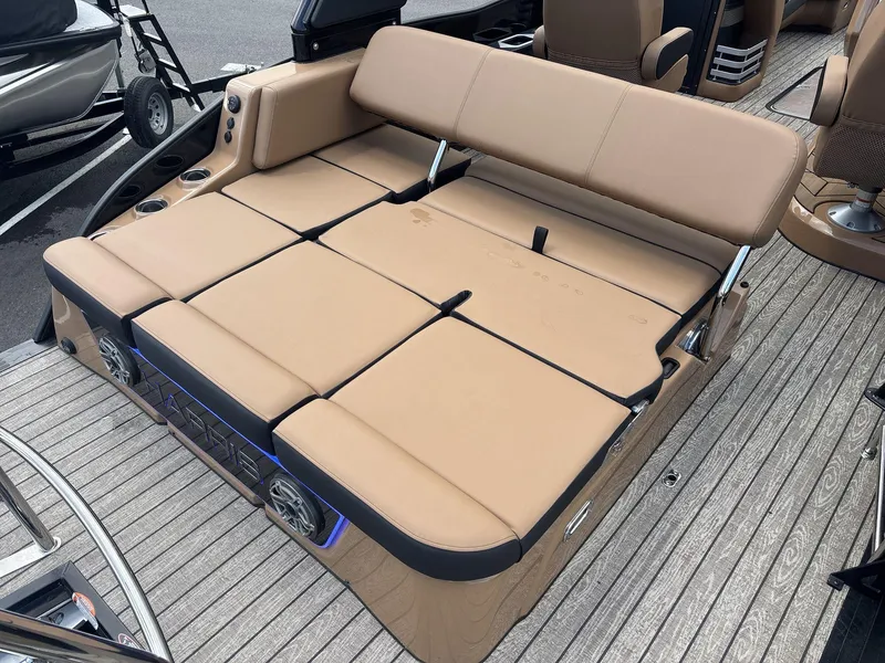 Slide: The Image of Harris Grand Mariner 250 2025 - 20