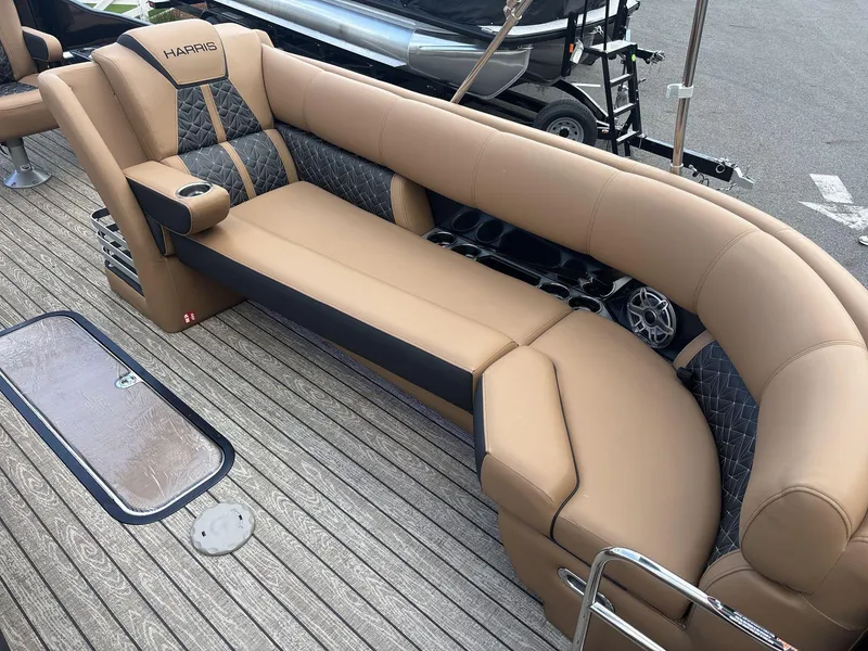 Slide: The Image of Harris Grand Mariner 250 2025 - 9