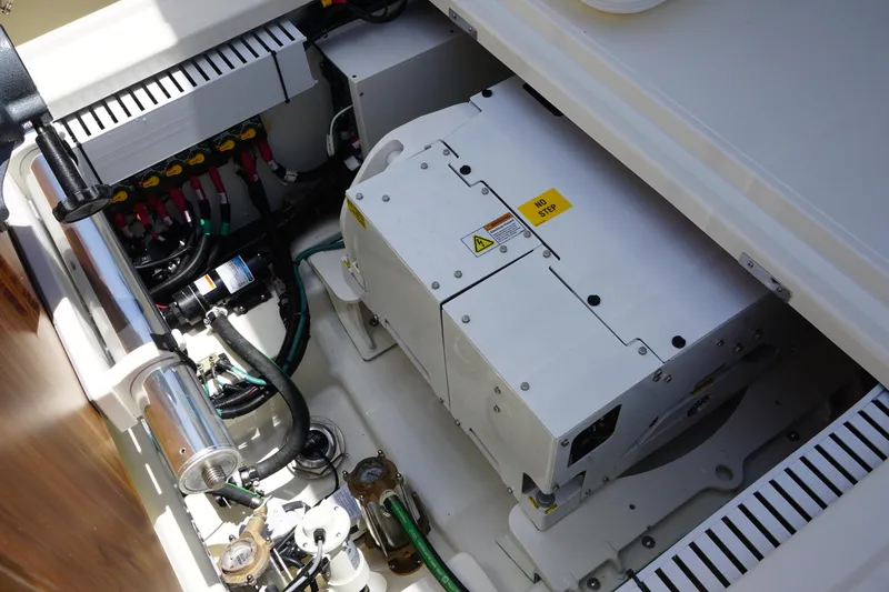 Slide: The Image of Boston Whaler 330 Vantage 2025 - 73