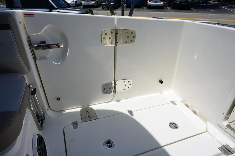 Slide: The Image of Boston Whaler 330 Vantage 2025 - 74