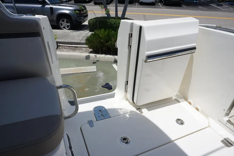 Slide: The Image of Boston Whaler 330 Vantage 2025 - 75