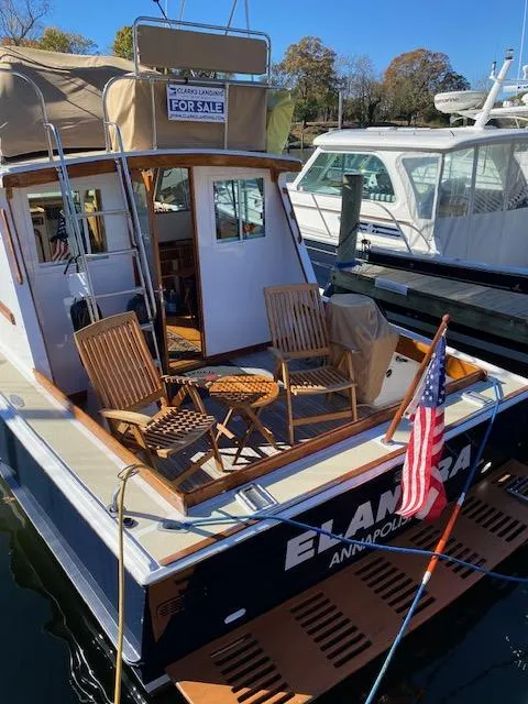 Slide: The Image of 1986 Wilbur 34 boat for sale, docked in Annapolis marina. - 6