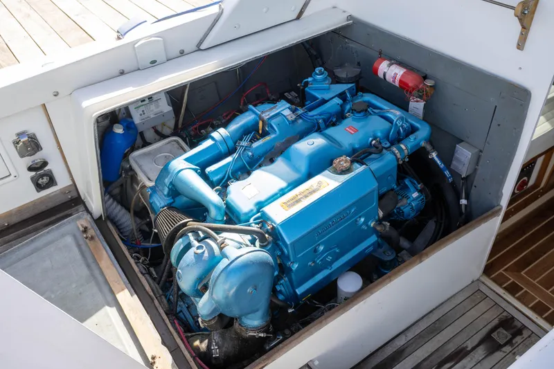 Slide: The Image of Bertram 31 Viajero- Engine - 18