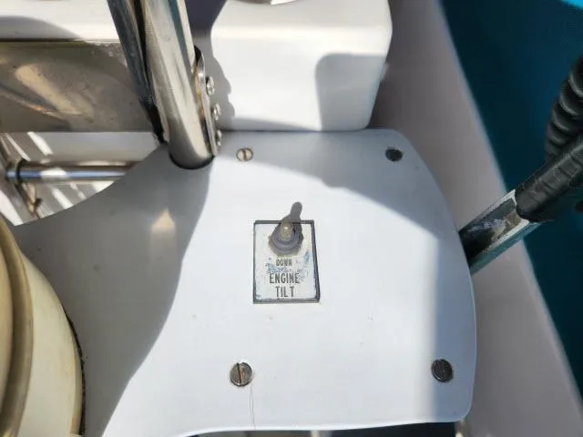 Slide: The Image of Engine tilt control on 1992 Endeavourcat 30 catamaran. - 22