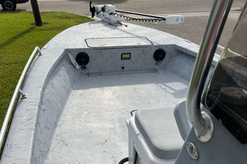 Slide: The Image of 2019 Haynie 25 Magnum boat interior with trolling motor and seating. - 6