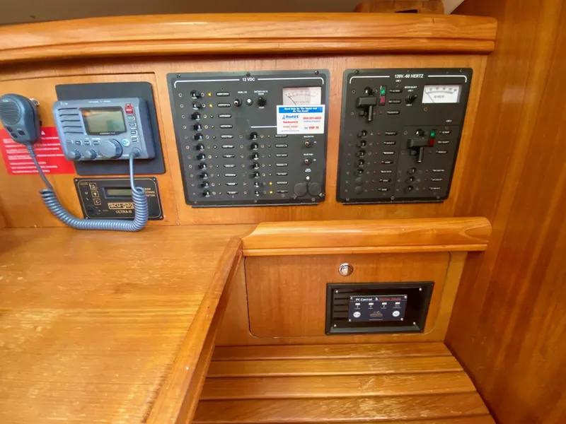 Slide: The Image of 2005 Hunter 41AC - Catherine Alease - 35