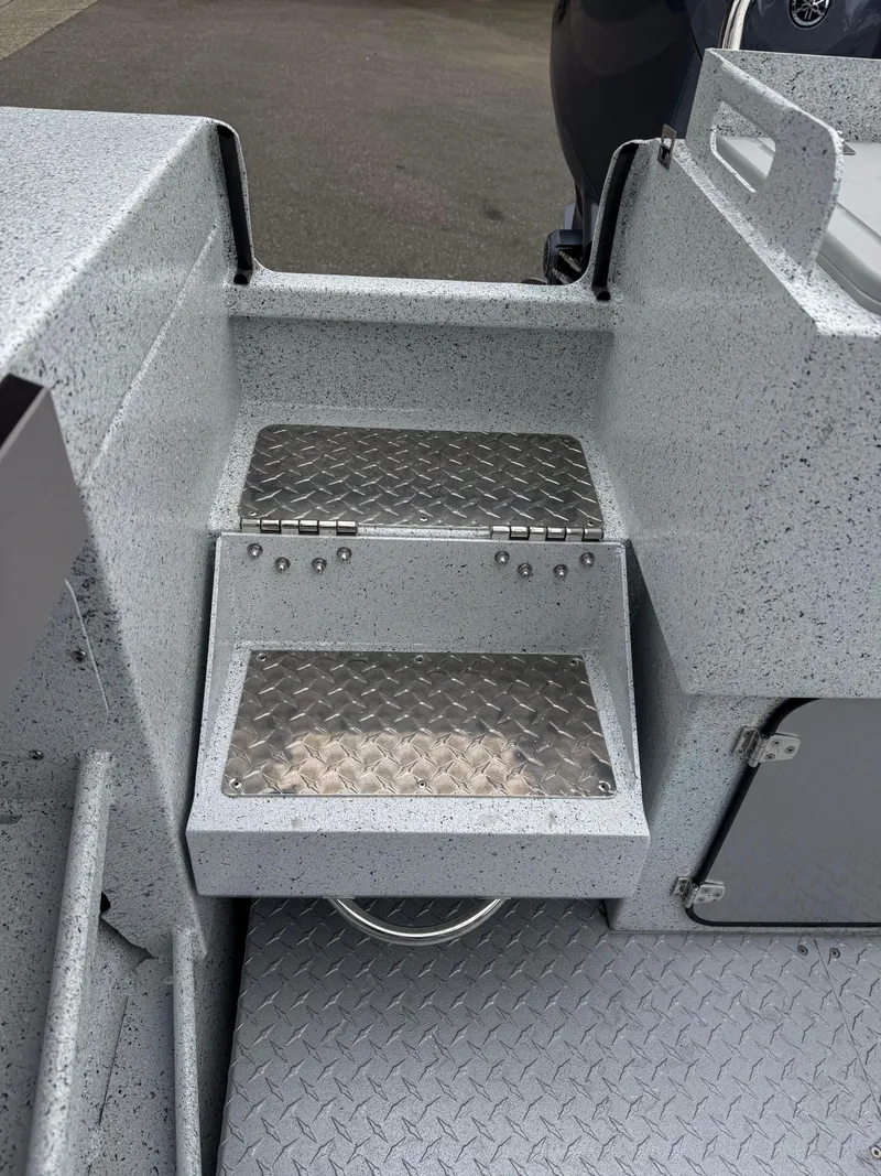 Slide: The Image of Diamond plate steps on 2025 KingFisher 2825 Coastal Express boat. - 13