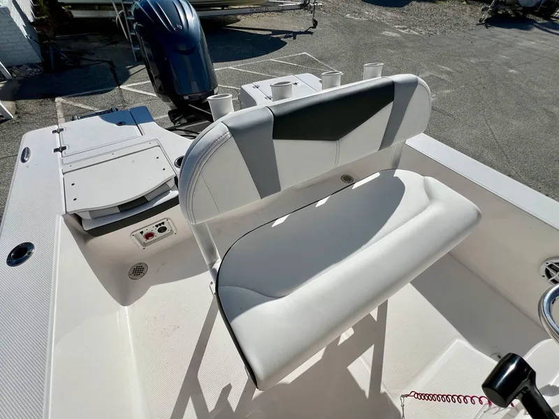 Slide: The Image of Robalo 206 Cayman 2024 - 10