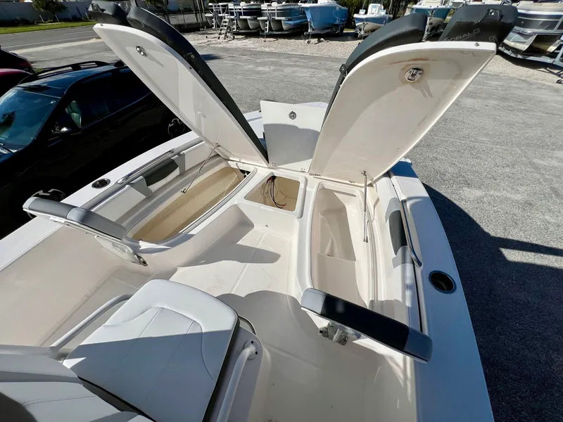 Slide: The Image of Robalo 206 Cayman 2024 - 18