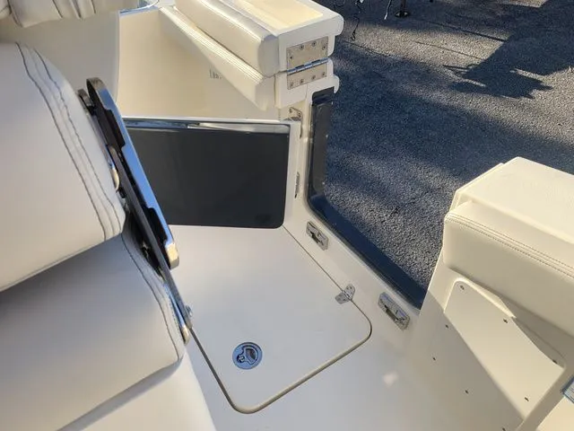 Slide: The Image of Scout 260LXF 2025 - 15