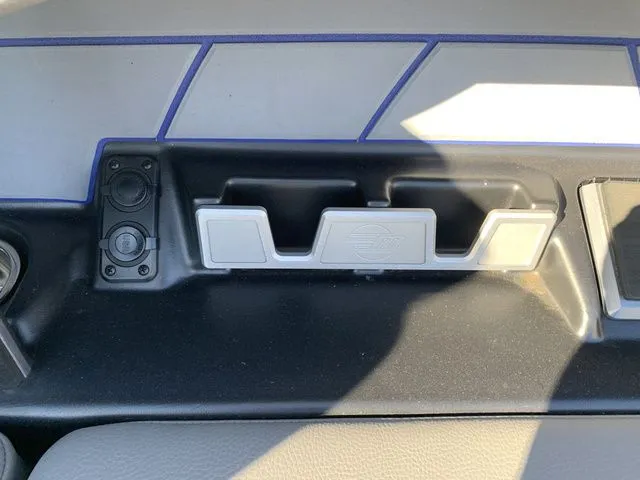 Slide: The Image of Malibu Wakesetter 23 LSV 2021 - 13