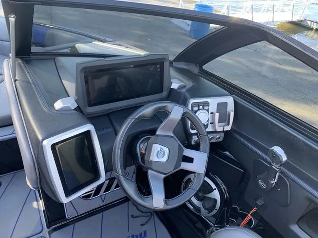 Slide: The Image of Malibu Wakesetter 23 LSV 2021 - 8