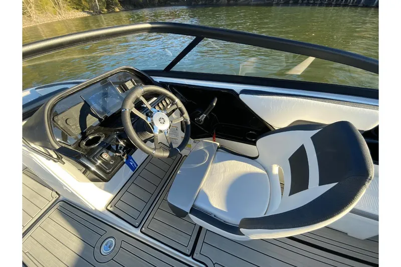 Slide: The Image of Yamaha 195S 2025 - 15