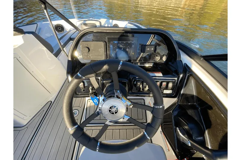 Slide: The Image of Yamaha 195S 2025 - 17