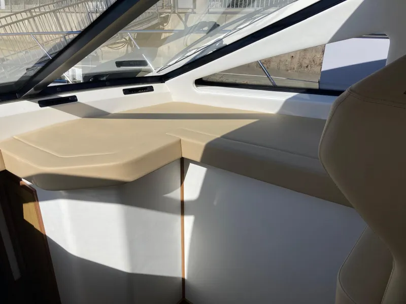 Slide: The Image of Sea Ray Fly 510 2018 - 85