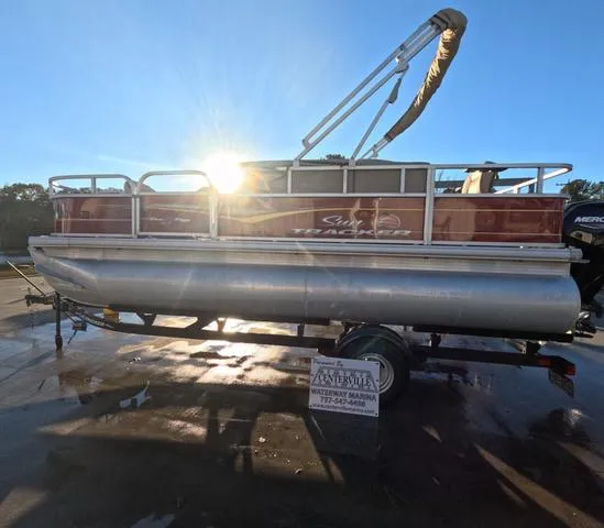 The Image of Sun Tracker Bass Buggy 18 DLX 2024 - 1