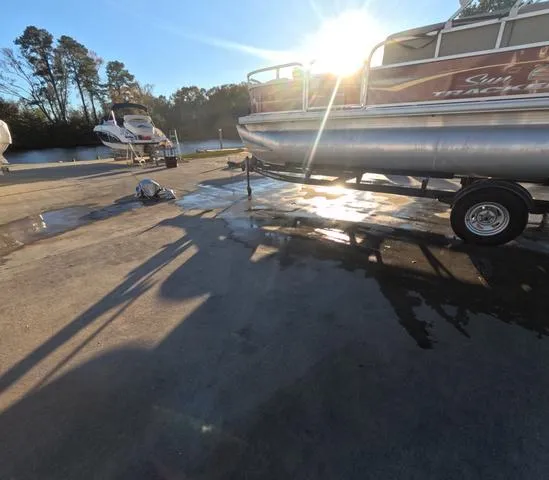 Slide: The Image of Sun Tracker Bass Buggy 18 DLX 2024 - 11