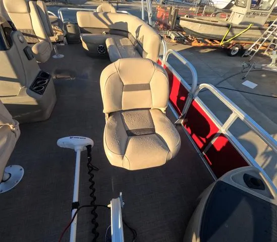 Slide: The Image of Sun Tracker Bass Buggy 18 DLX 2024 - 13