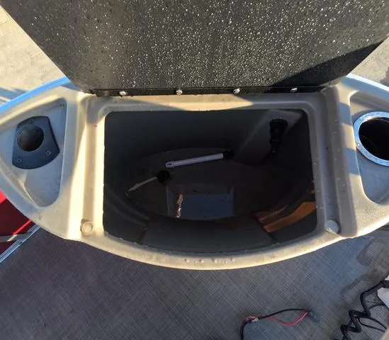 Slide: The Image of Sun Tracker Bass Buggy 18 DLX 2024 - 17