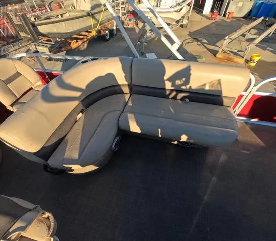 Slide: The Image of Sun Tracker Bass Buggy 18 DLX 2024 - 21