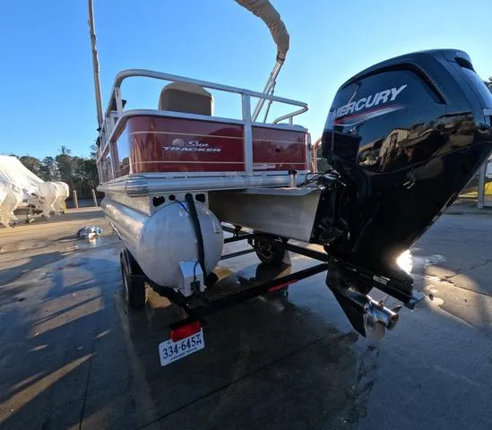 Slide: The Image of Sun Tracker Bass Buggy 18 DLX 2024 - 9