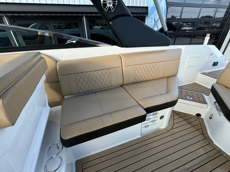 Slide: The Image of Sea Ray SLX 280 2020 - 18