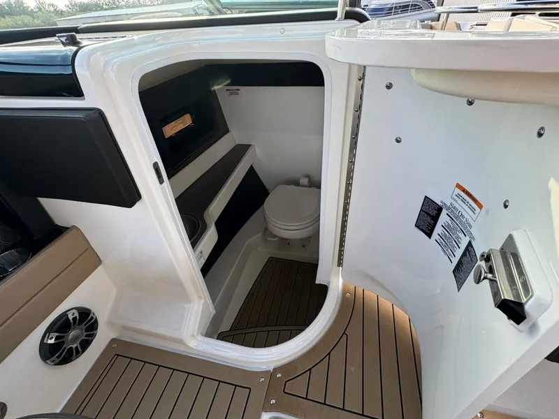 Slide: The Image of Sea Ray SLX 280 2020 - 24