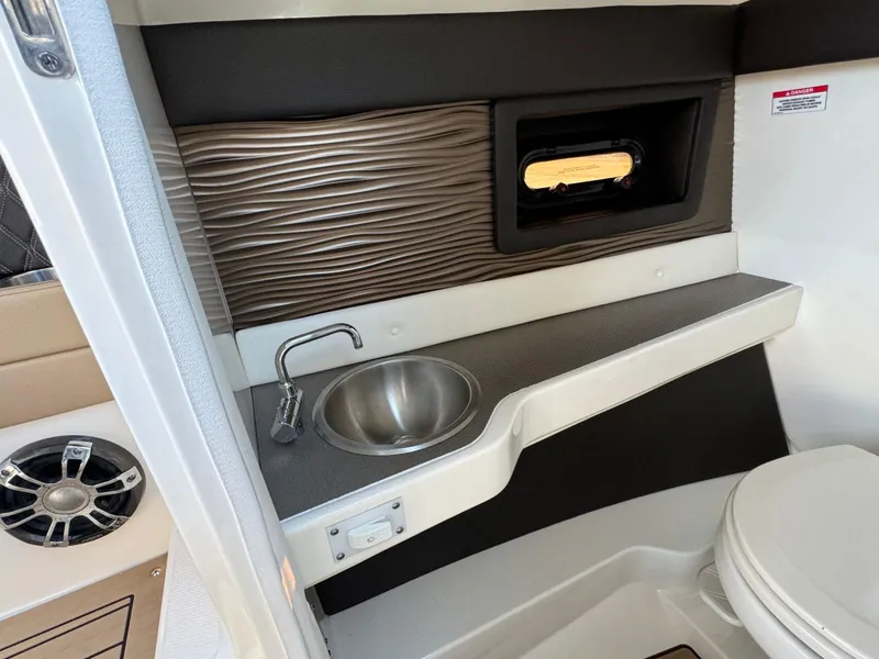 Slide: The Image of Sea Ray SLX 280 2020 - 26