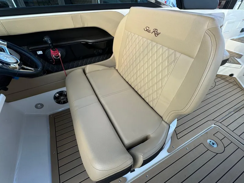 Slide: The Image of Sea Ray SLX 280 2020 - 30