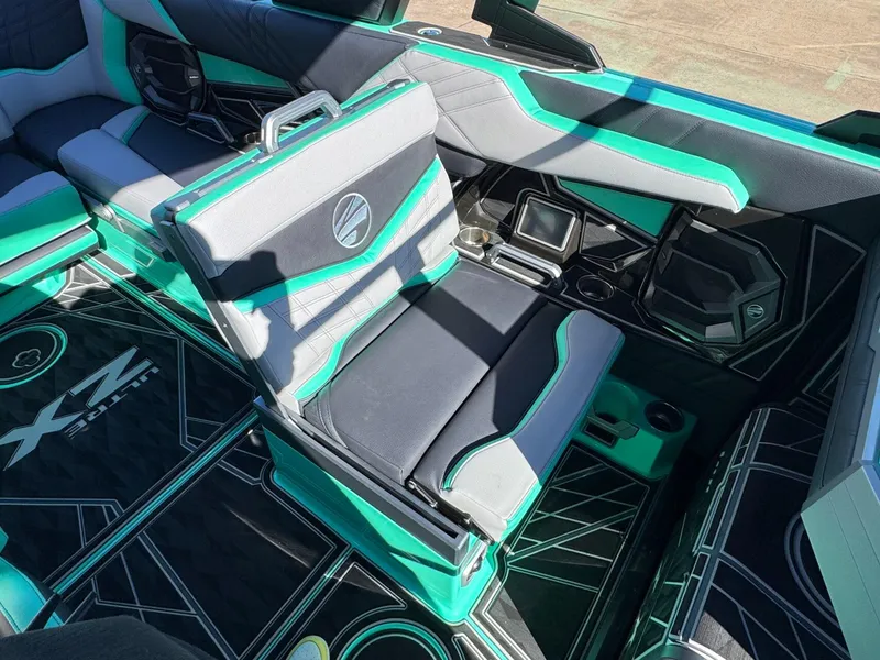 Slide: The Image of Tigé 23ZX Ultre' 2025 - 10