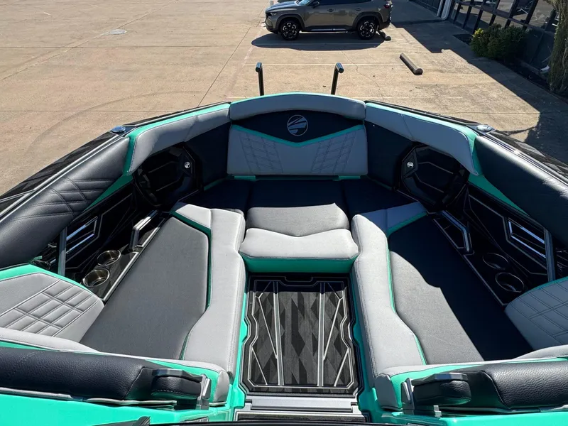 Slide: The Image of Tigé 23ZX Ultre' 2025 - 18