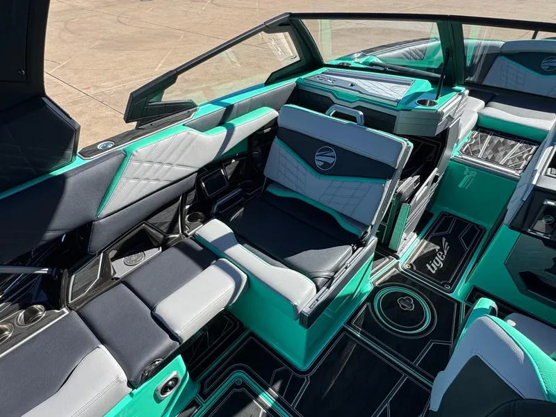 Slide: The Image of Tigé 23ZX Ultre' 2025 - 9