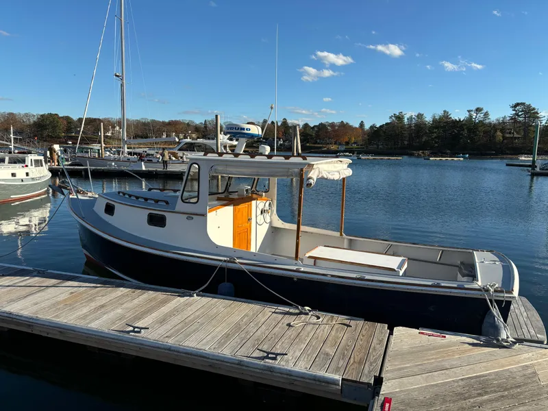 Slide: The Image of 1992 Duffy 26' boat docked at a marina on a sunny day. - 6