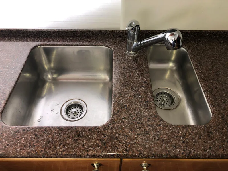 Slide: The Image of Dual stainless steel sinks on Bayliner 5288 PILOTHOUSE yacht, 2002 model. - 17