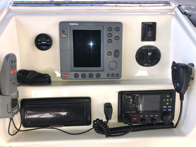 Slide: The Image of Control panel of 2002 Bayliner 5288 PILOTHOUSE with navigation and communication equipment. - 25