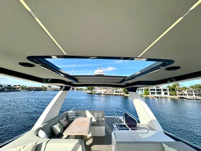 Slide: The Image of Absolute NAVETTA 52 2021 - 100
