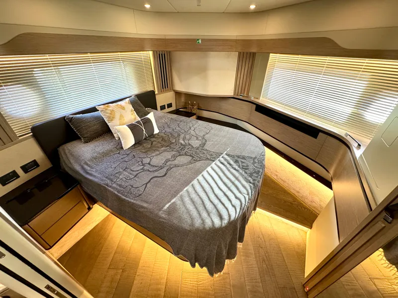 Slide: The Image of VIP StateRoom - Forward  - 16