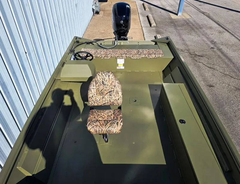 Slide: The Image of 60 gallon aerated livewell with hinged metal dividers. - 4