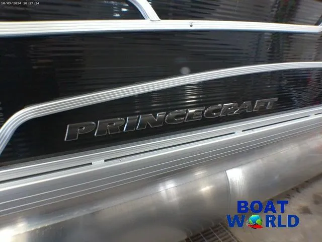 Slide: The Image of 2025 Princecraft Vectra 23 RL pontoon boat at Boat World showroom. - 32